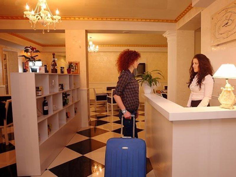 Hotel Kastria ティラナ エクステリア 写真